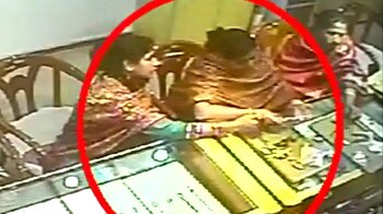 Video : कैमरे में कैद हुईं महिला चोर