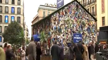 Video : Hotel decorated in garbage opens in Spain