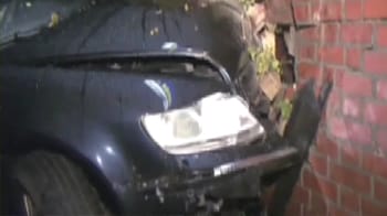 Video : Car crashes into living room