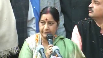 Jaitley, Sushma released, hoist flag at Kathua