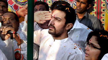 Aamir celebrates Republic Day at Dhobi Ghat