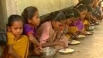 Video : Orissa: Rotten dal for school children