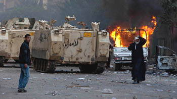 Egyptians defiant as Mubarak struggles to maintain power