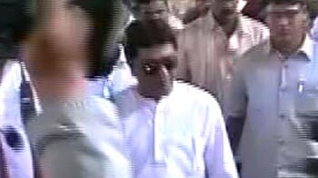 Raj Thackeray travels by suburban train