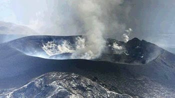 Video : Japanese volcano bursts back to life