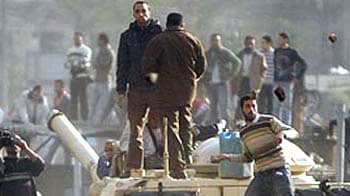 Video : Egypt unrest: Tanks move into Cairo protest square