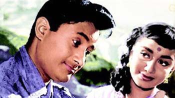 रंगीन 'हम दोनों' हुई रिलीज