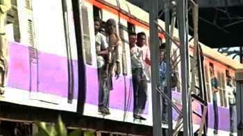 खंभों पर लुटेरे, डेथलाइन बनी लोकल खंभों पर लुटेरे, डेथलाइन बनी लोकल