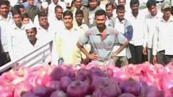 Video : Onion prices fall: Farmers protest