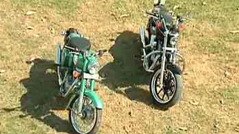 देसी बाइक का सामना विदेशी से