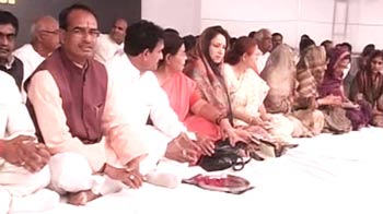 Madhya Pradesh CM calls off fast after 20 minutes