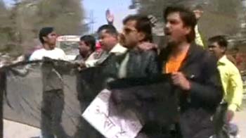 मायावती को दिखाए काले झंडे