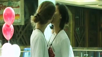 Video : Thai couples break world record for kissing