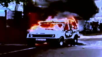 कौन है जो गाड़ियों को लगा रहा आग