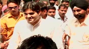 सोनिया को न्योता देने पहुंचे वरुण