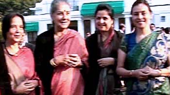 अंबिका ने दी एंकरों को पार्टी अंबिका ने दी एंकरों को पार्टी