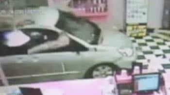 Video : Car crashes into coffee shop