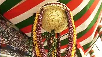 50 हजार फूलों से तैयार वर्ल्ड कप ट्रॉफी 50 हजार फूलों से तैयार वर्ल्ड कप ट्रॉफी