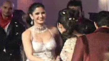 शादी में 'शीला' बनी बाराती कैटरीना