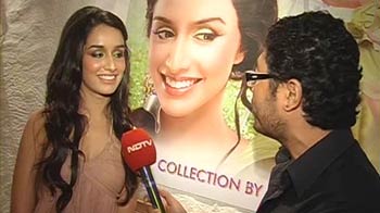 Video : Shraddha Kapoor learns to make up