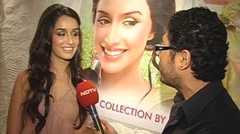 Shraddha Kapoor learns to make up
