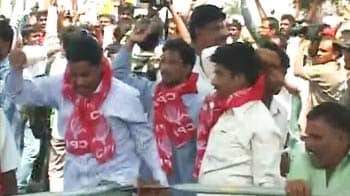 Video : Telangana protesters clash with police