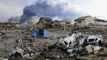Video : Tsunami-hit Japan struggles to reach survivors