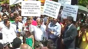 Video : Bangalore: Doctors protest against Service Tax