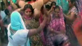 ब्रज पर चढ़ा होली का रंग ब्रज पर चढ़ा होली का रंग