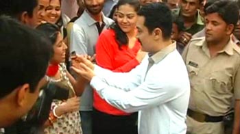 Video : Aamir Khan celebrates birthday with fans