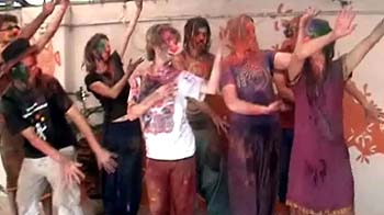 मथुरा में चढ़ा मस्ती का रंग