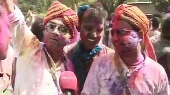 Video : India celebrates Holi