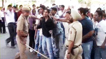 दिल्ली में कारोबारियों पर लाठीचार्ज