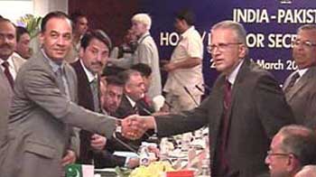 सकारात्मक हो रही बातचीत : पिल्लै