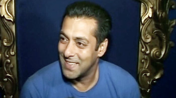 शाहरुख-सलमान ने दी टीम को बधाई