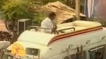 Video : DMDK chief Vijayakanth assaults party worker