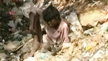 अस्पताल ने बीमार बच्चे को कूड़े में फेंका