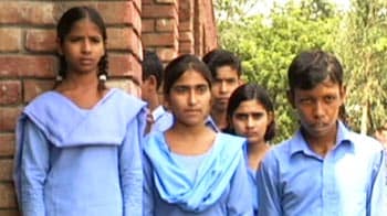 Video : टॉयलेट नहीं, बच्चियों का छूटा स्कूल