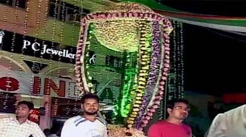 फूलों से बनाई वर्ल्ड कप ट्रॉफी फूलों से बनाई वर्ल्ड कप ट्रॉफी