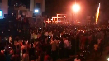 One lakh fans at Dhoni's Ranchi home