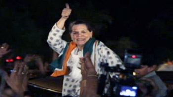 सोनिया ने सड़क पर मनाया जश्न