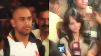 Dhoni, Sakshi surrounded by fans at airport