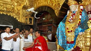 Suresh Raina visits Sai Baba temple in Shirdi