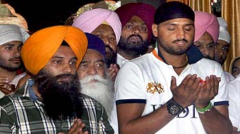 Harbhajan offers prayers