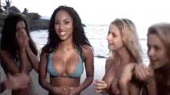Video : The foxy flight attendants' bikini rap