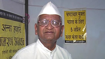 Anna Hazare: Want PM or Sonia for dialogue