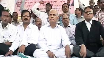 अब पूर्व न्यायाधीश अनशन पर