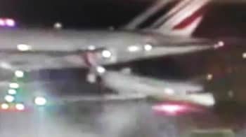 Video : "Attention all emergency trucks we've been hit by an aircraft"