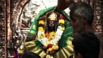 जबरदस्ती मंदिर में घुसी महिलाएं