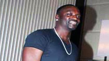 Video : Akon faces the music